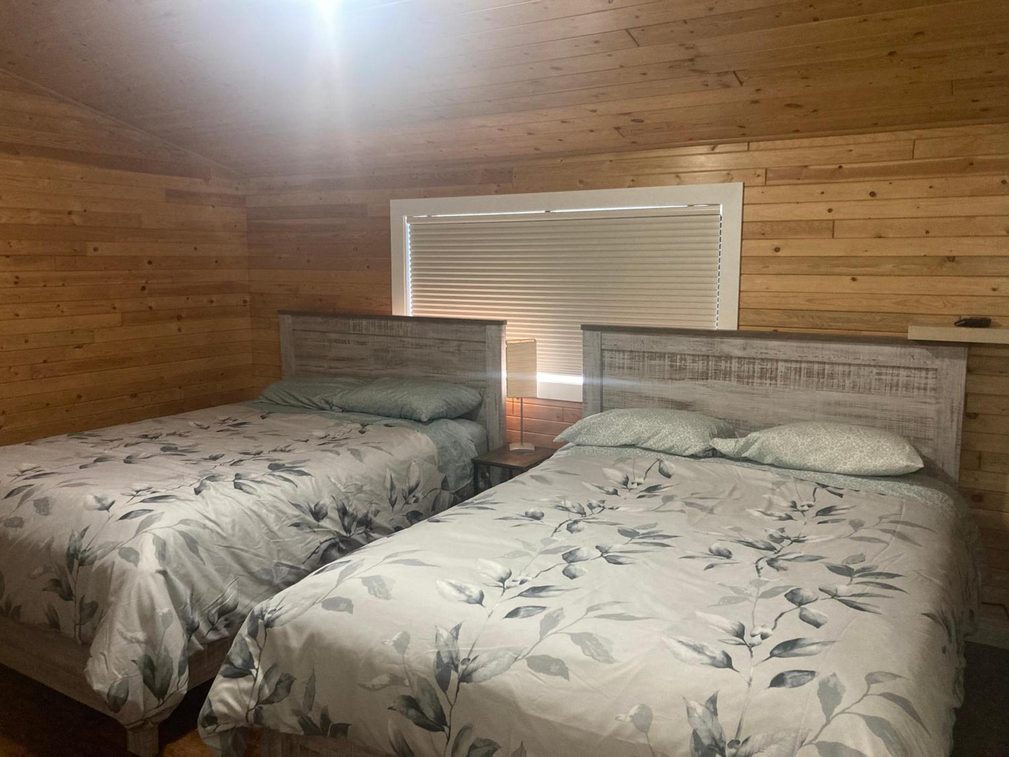 Cougar Mountain Lodge And Resort Cabin Rentals Valemount Exterior photo